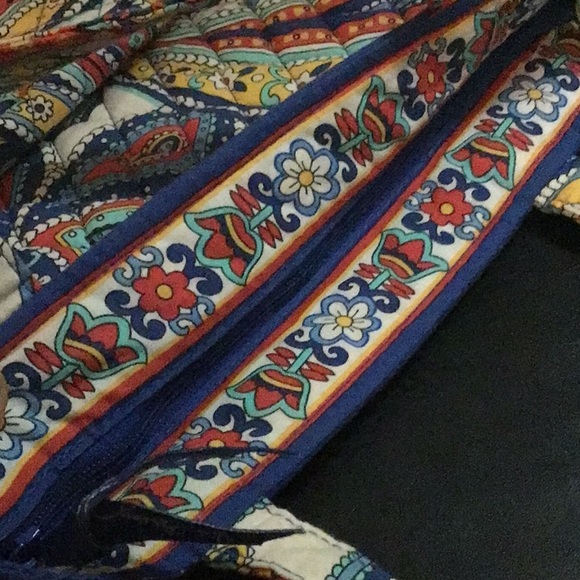 Vera Bradley purse with zipper top closure - Picture 4 of 4